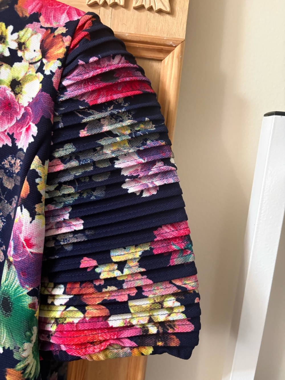 Gracia Navy Floral Blouse with Pleated Sleeves- Pristine - M - Picture 4 of 6